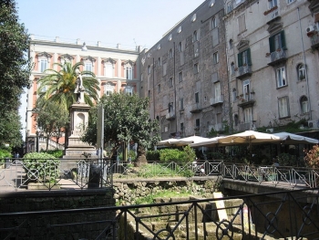 Napoli - Cade un balcone: tragedia sfiorata in Piazza Bellini
